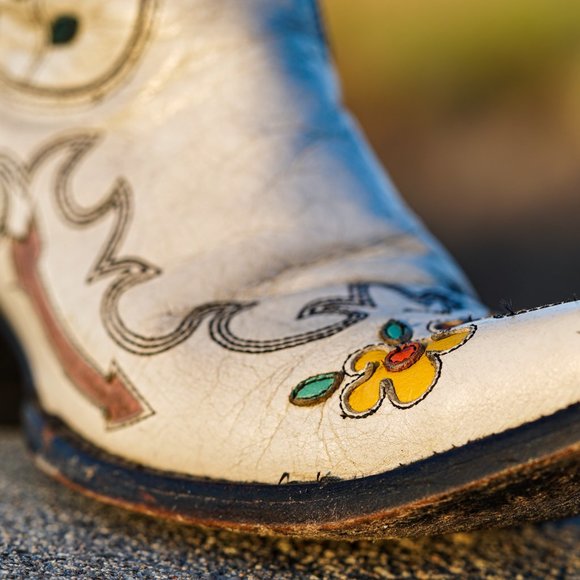 👋 Danielle Vincent's my name. Vintage cowgirl style's my game. - Picture 3 of 16